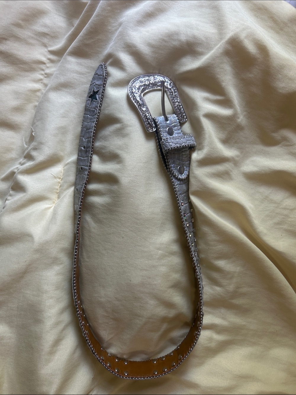 Silver Embossed Western-Style Belt with Decorative Buckle